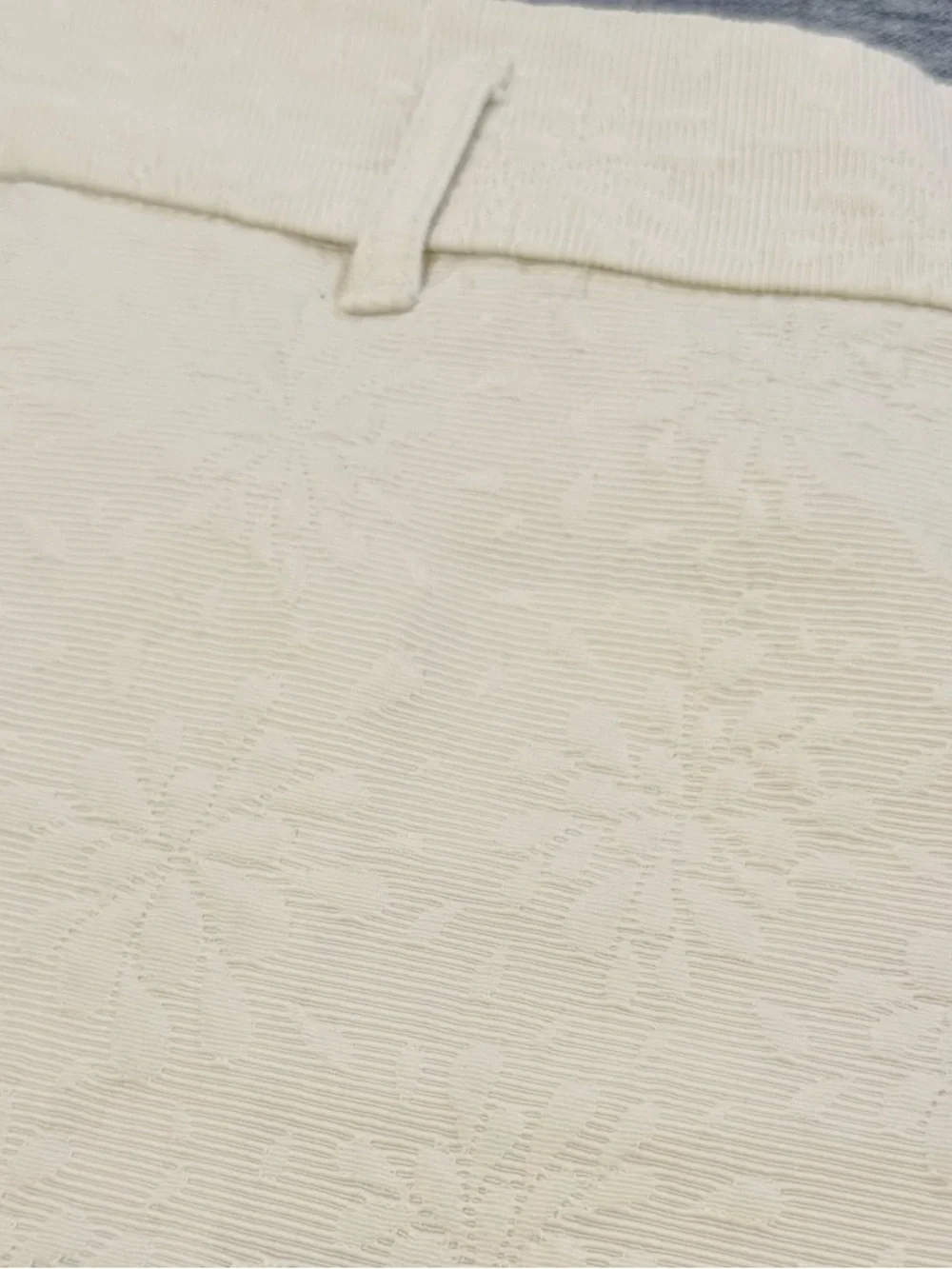Elegant High-Rise Cream Floral Textured Women's Shorts - Picture 4 of 8